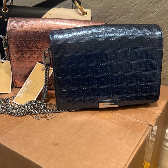 Michael Kors Leather Quilted Pyramids Gusset
Clutch Crossbody steel blue new - Picture 3 of 10